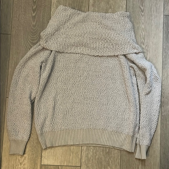 Women’s Off the shoulder -
Cozy Light Grey Knit Sweater - Picture 1 of 7